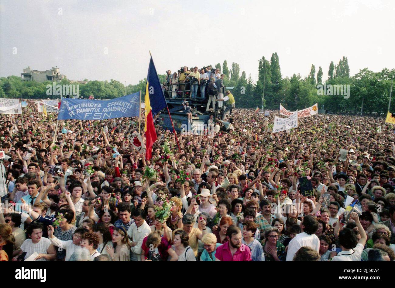 Bucarest, Roumanie, mai 1990. Foule assistant à un rassemblement politique organisé par le Front national du salut (F.S.N.) avant les premières élections démocratiques après la chute du communisme. Banque D'Images