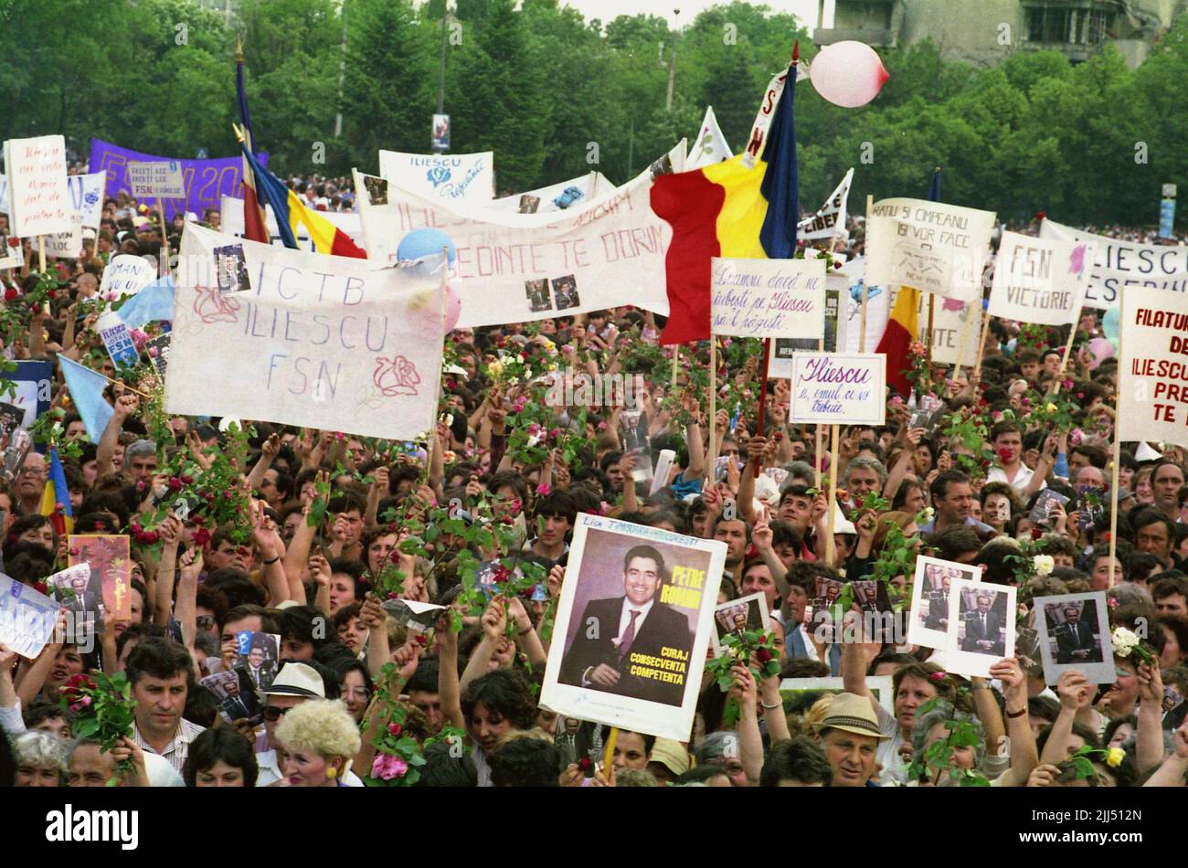 Bucarest, Roumanie, mai 1990. Foule assistant à un rassemblement politique organisé par le Front national du salut (F.S.N.) avant les premières élections démocratiques après la chute du communisme. Banque D'Images