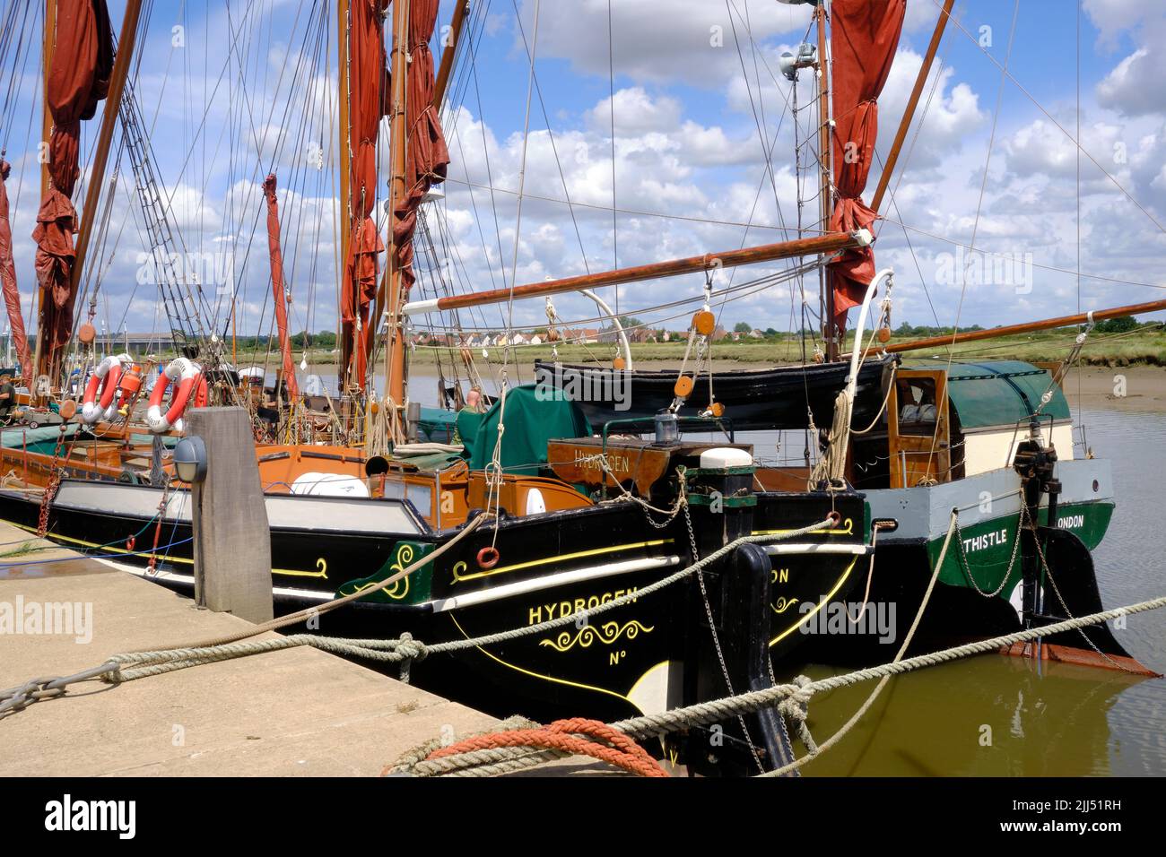 Vue sur les Barges de la Tamise amarrées à Hythe Quay Maldon Banque D'Images