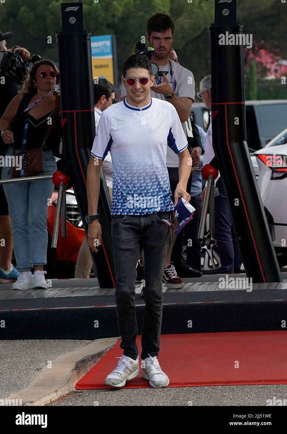 Le Castellet, France. 23rd juillet 2022. Motorsport: Championnat du monde de Formule 1, avant le Grand Prix de France, arrivée des pilotes avant la pratique de 3rd: Esteban Ocon de France de l'équipe alpine arrive dans le paddock. Le Grand Prix de France aura lieu le 24/07/2022. Credit: Hasan Bratic/dpa/Alay Live News Banque D'Images