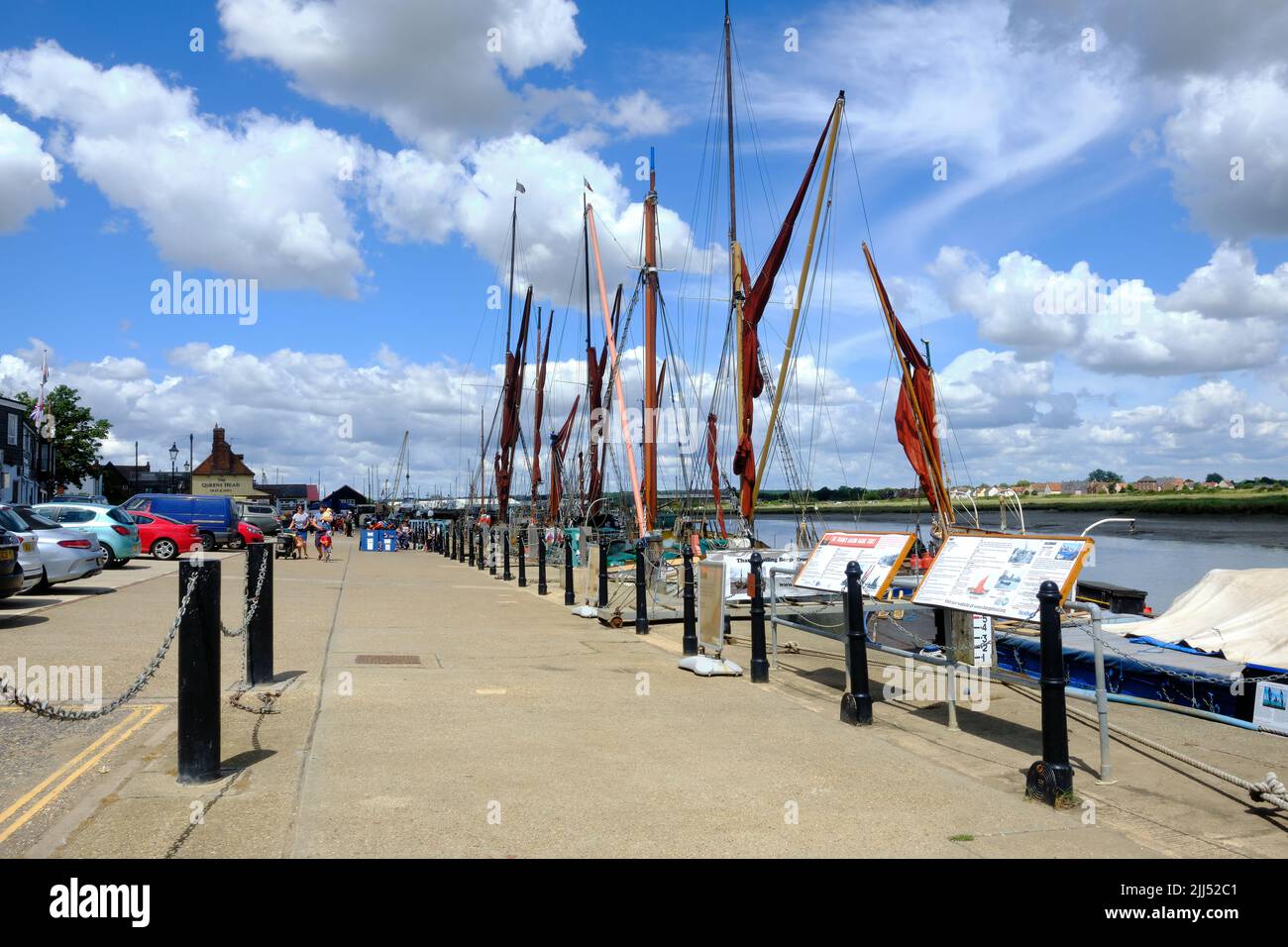 Vue sur les Barges de la Tamise amarrées à Hythe Quay Maldon Banque D'Images