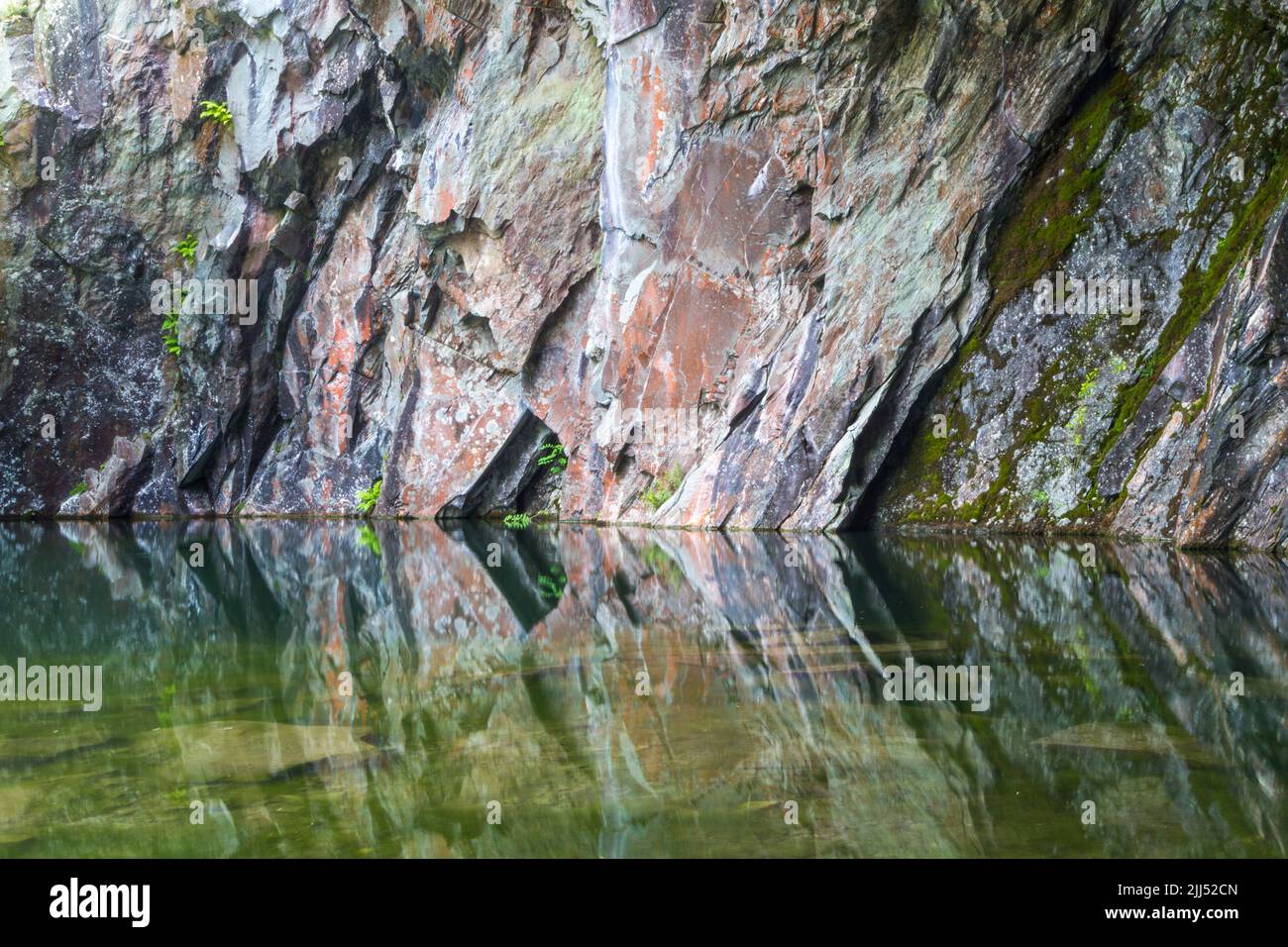 Magnifique mur en pierre rose à l'intérieur de la grotte de Rydal, près du lac Grasmere, le Lake District, Royaume-Uni Banque D'Images