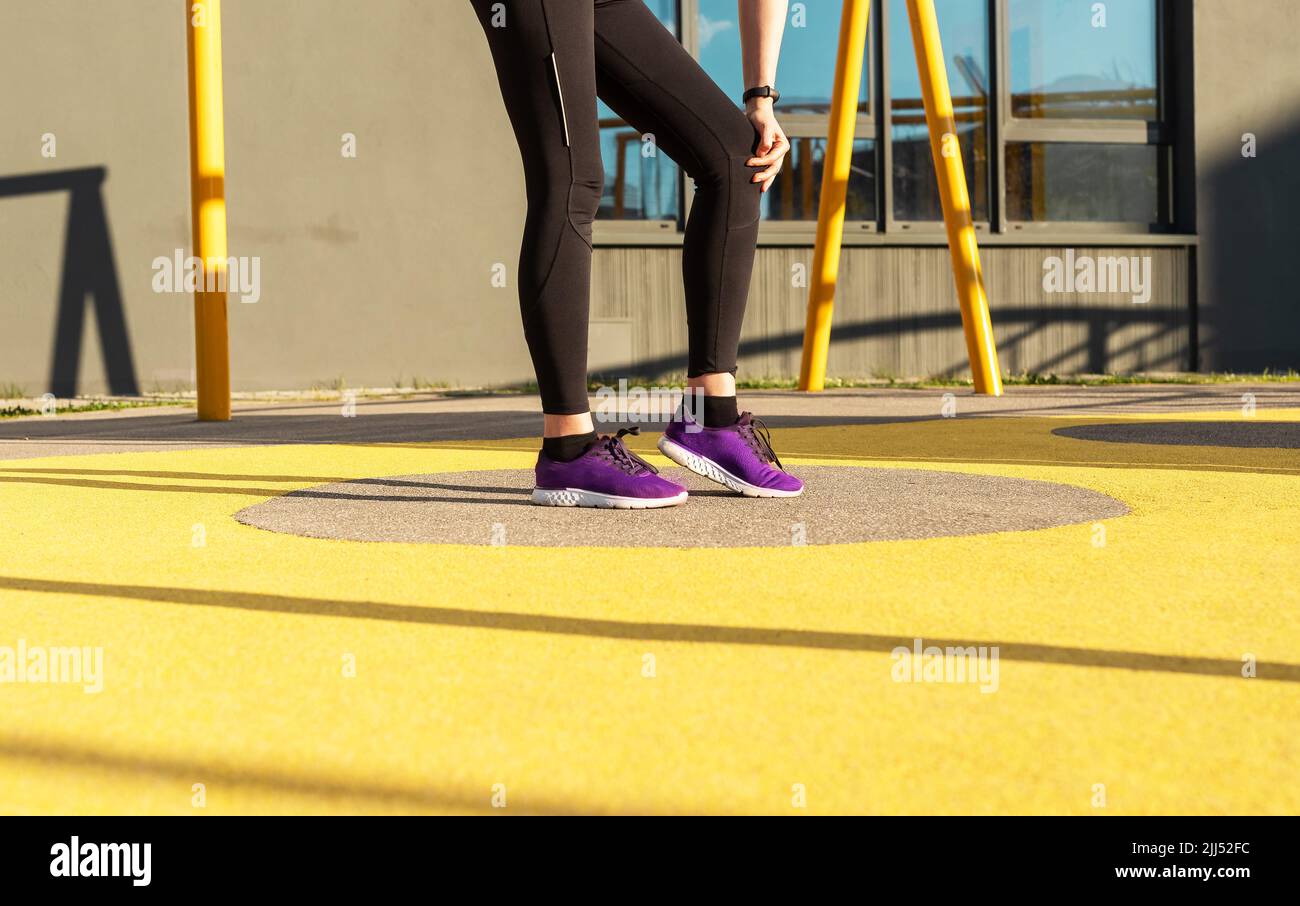 Douleur au genou de l'athlète. Ligaments tentagés, déchirure du ménisque, tendinite. Femme tenant une jambe douloureuse. Concept des problèmes de santé. Photo de haute qualité Banque D'Images