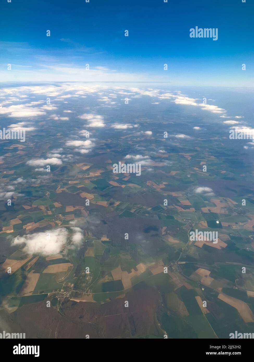 Concept de voyage aérien. Magnifique paysage depuis l'air à travers la fenêtre de l'avion. Vue de l'œil de taureau de l'avion. Moteur d'avion et vue du ciel bleu. Banque D'Images Concept de voyage aérien. Magnifique paysage depuis l'air à travers la fenêtre de l'avion. Vue de l'œil de taureau de l'avion. Moteur d'avion et vue du ciel bleu. Banque D'Images