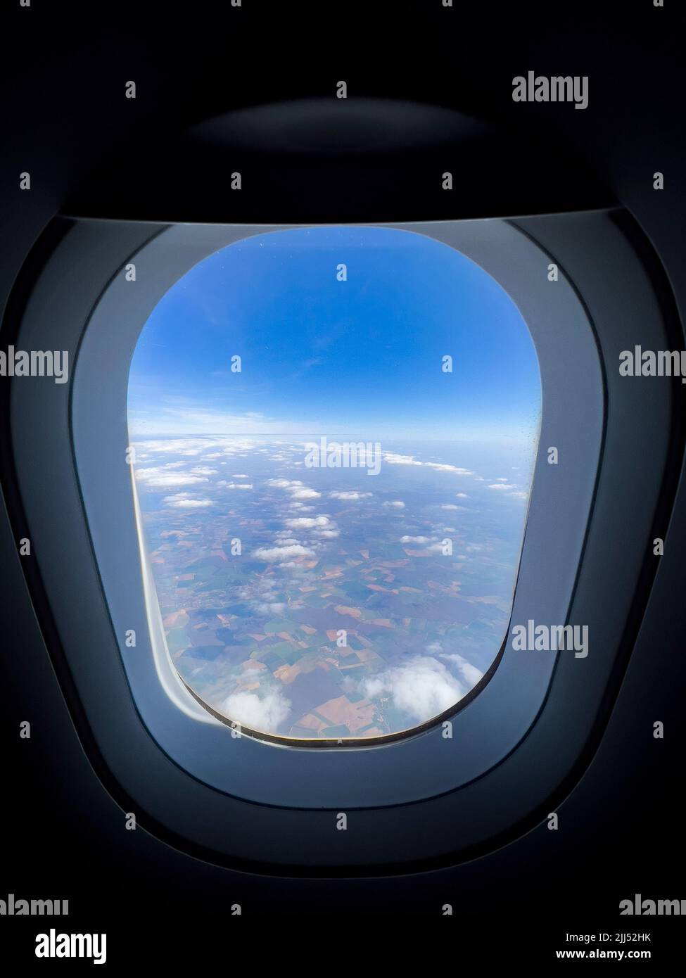 Magnifique paysage de l'air à travers le hublot d'avion. Vue panoramique sur un ciel magnifique, arrière-plan noir, espace de copie. Vue depuis la fenêtre de l'avion. Banque D'Images Magnifique paysage de l'air à travers le hublot d'avion. Vue panoramique sur un ciel magnifique, arrière-plan noir, espace de copie. Vue depuis la fenêtre de l'avion. Banque D'Images
