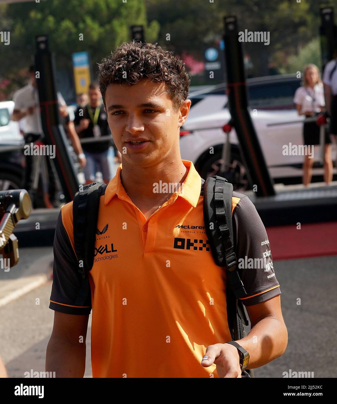 Le Castellet, France. 23rd juillet 2022. Motorsport: Championnat du monde de Formule 1, avant le Grand Prix de France, arrivée des pilotes avant la pratique de 3rd: Lando Norris de Grande-Bretagne de l'équipe McLaren arrive dans le paddock. Le Grand Prix de France aura lieu le 24/07/2022. Credit: Hasan Bratic/dpa/Alay Live News Banque D'Images