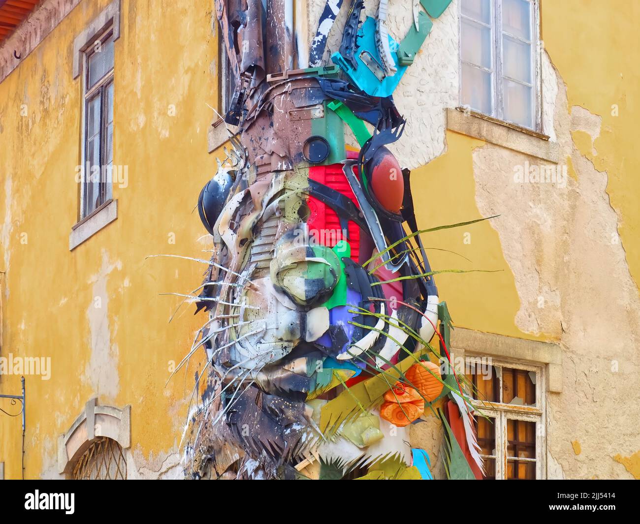 Demi-sculpture de lapin par Bordalo II à Gaia près de Porto, Portugal Banque D'Images