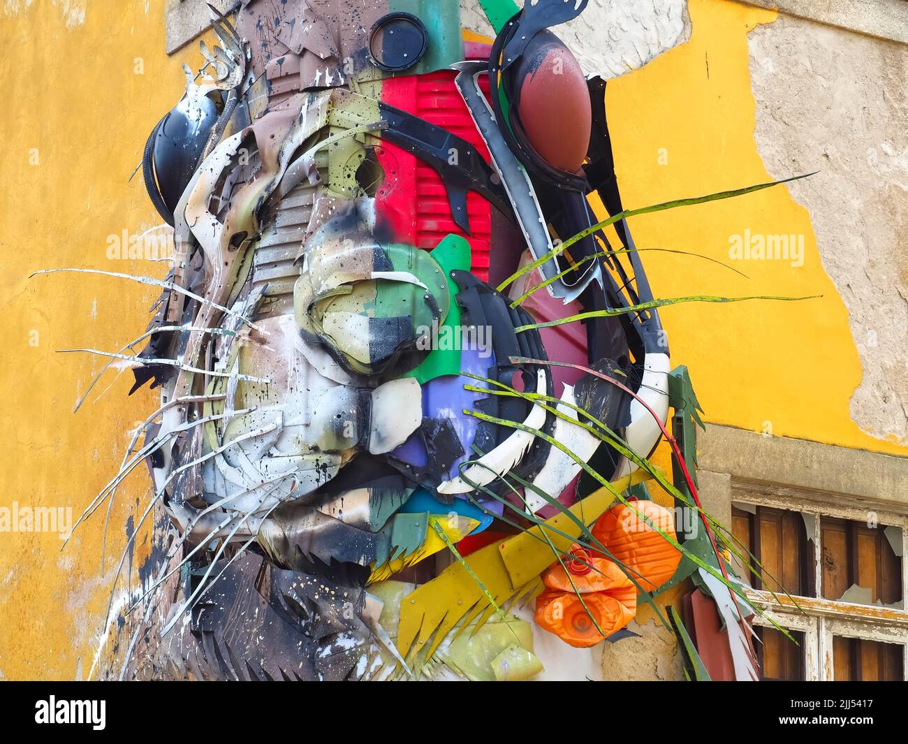 Demi-sculpture de lapin par Bordalo II à Gaia près de Porto, Portugal Banque D'Images