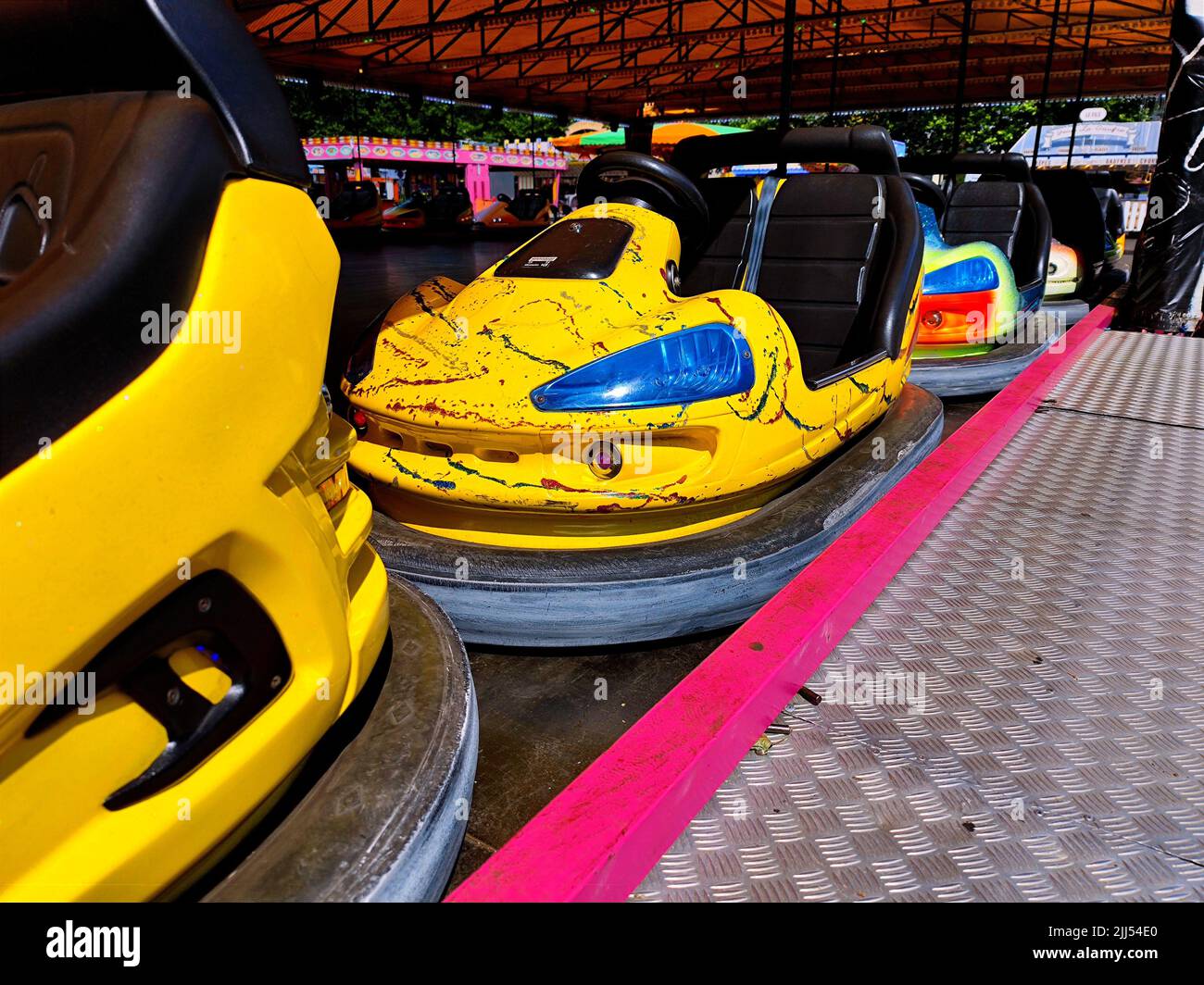 Voiture sans marque jaune sur une piste de voiture sans pare-chocs à la foire Banque D'Images