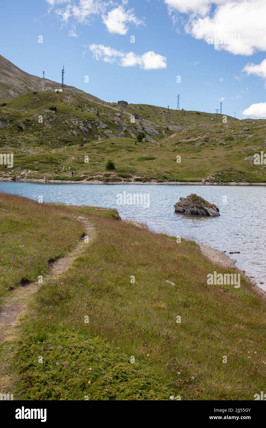 Une incroyable photo grand angle du lac glaciaire de Foscagno, au 'Passo del Foscagno', sur le chemin de Livigno, SO, Valtellina, Italie Banque D'Images