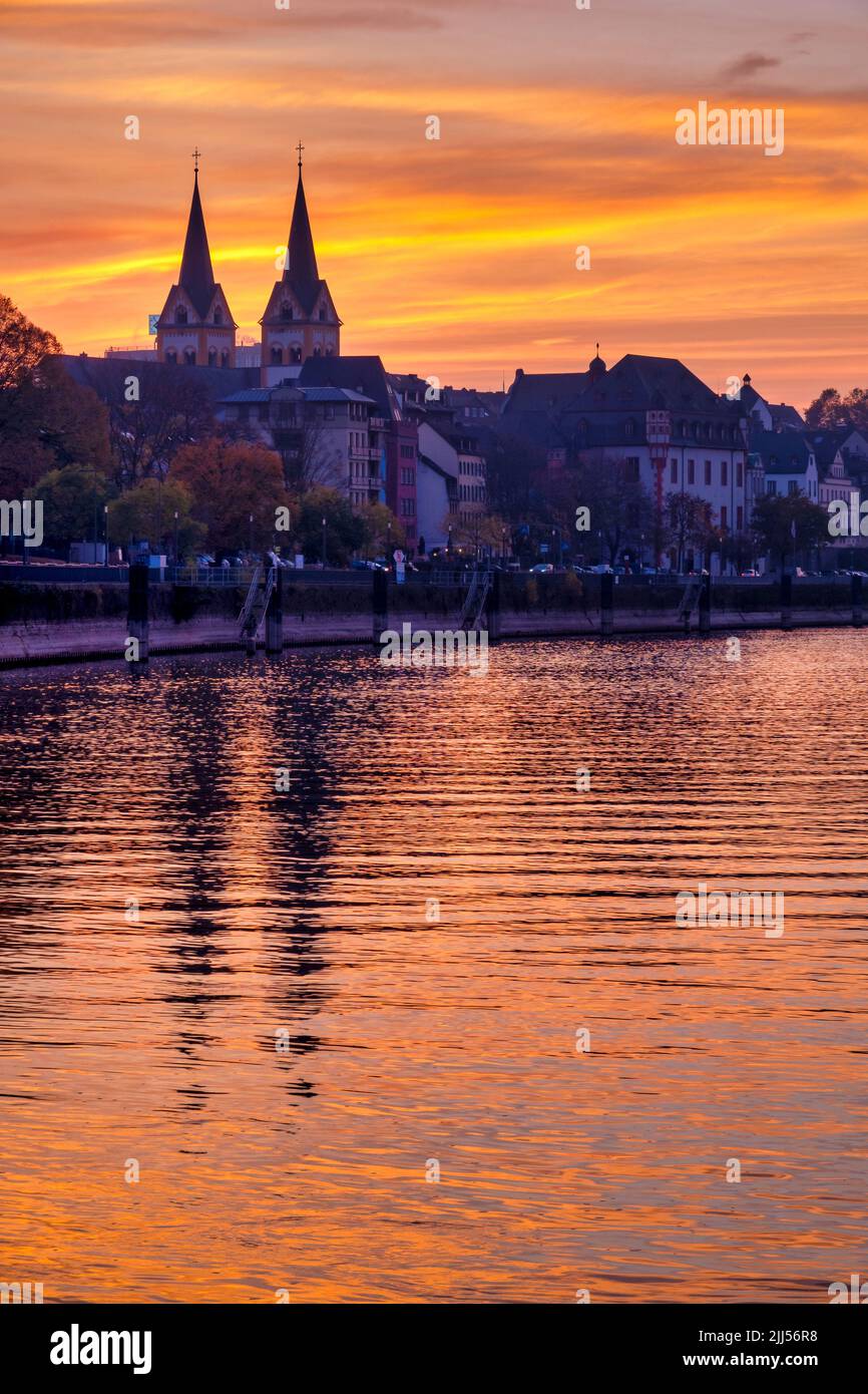 Vue sur la rivière Mosel depuis le Deutsches Eck au coucher du soleil, Koblenz, Allemagne Banque D'Images