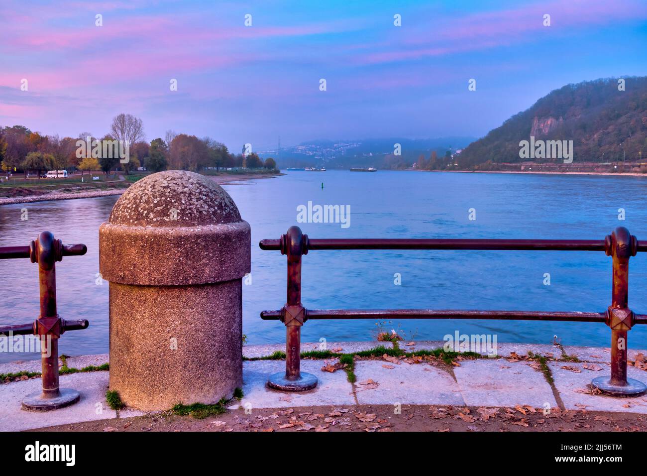 Vue sur le Rhin depuis le Deutsches Eck au coucher du soleil, Koblenz, Allemagne Banque D'Images
