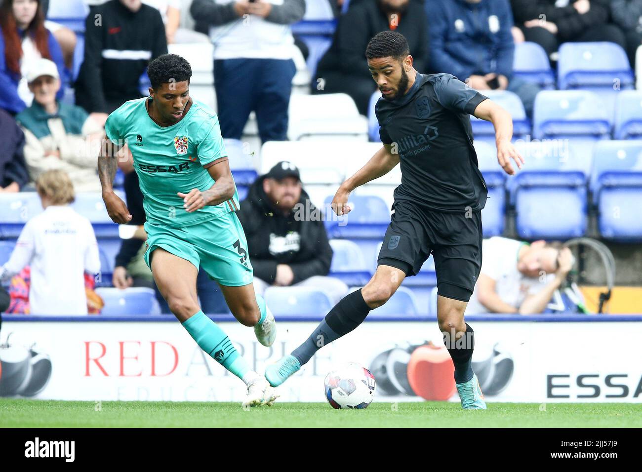 Birkenhead, Royaume-Uni. 23rd juillet 2022. Ethan Bristow de Tranmere Rovers (l) cherche à s'attaquer à Brodie Spencer de la ville de Huddersfield. Match d'avant-saison, Tranmere Rovers et Huddersfield Town à Prenton Park, Birkenhead, Wirral, le samedi 23rd juillet 2022. Cette image ne peut être utilisée qu'à des fins éditoriales. Utilisation éditoriale uniquement, licence requise pour une utilisation commerciale. Aucune utilisation dans les Paris, les jeux ou les publications d'un seul club/ligue/joueur.pic par Chris Stading/Andrew Orchard sports Photography/Alamy Live News crédit: Andrew Orchard sports Photography/Alamy Live News Banque D'Images