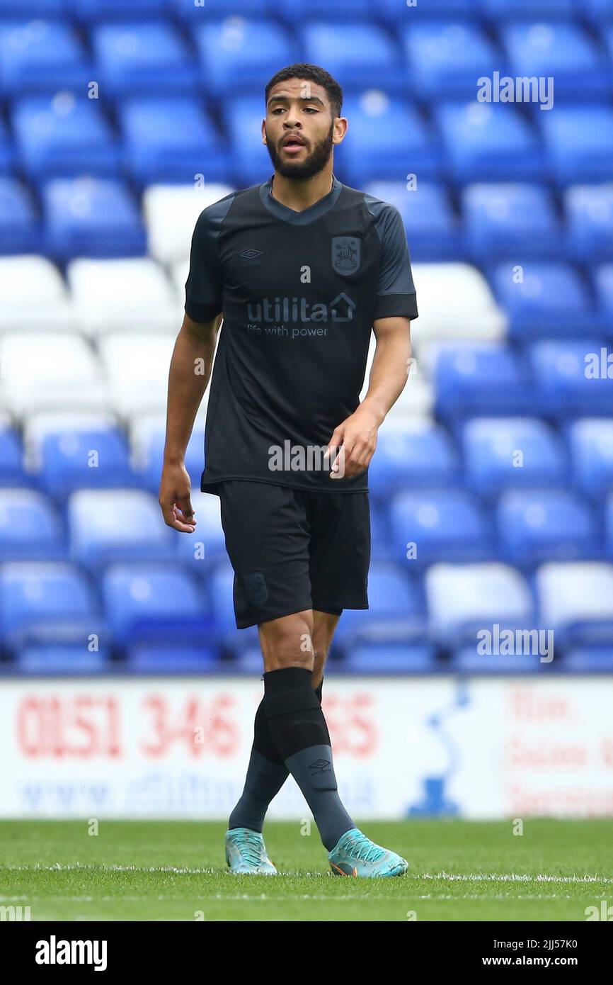 Birkenhead, Royaume-Uni. 23rd juillet 2022. Brodie Spencer de la ville de Huddersfield. Match d'avant-saison, Tranmere Rovers et Huddersfield Town à Prenton Park, Birkenhead, Wirral, le samedi 23rd juillet 2022. Cette image ne peut être utilisée qu'à des fins éditoriales. Utilisation éditoriale uniquement, licence requise pour une utilisation commerciale. Aucune utilisation dans les Paris, les jeux ou les publications d'un seul club/ligue/joueur.pic par Chris Stading/Andrew Orchard sports Photography/Alamy Live News crédit: Andrew Orchard sports Photography/Alamy Live News Banque D'Images