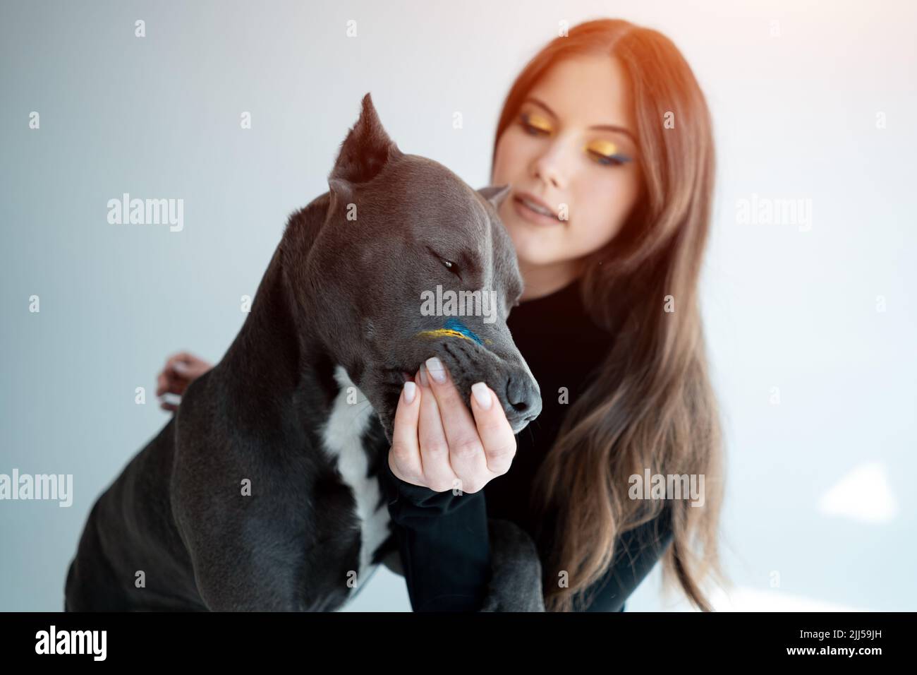 jeune ukrainienne belle femme jouer avec staffordshire terrier chien à la houe Banque D'Images