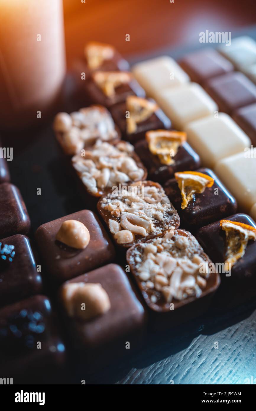 ensemble de délicieuses friandises au chocolat faites à la main avec café à emporter dans une tasse en papier Banque D'Images