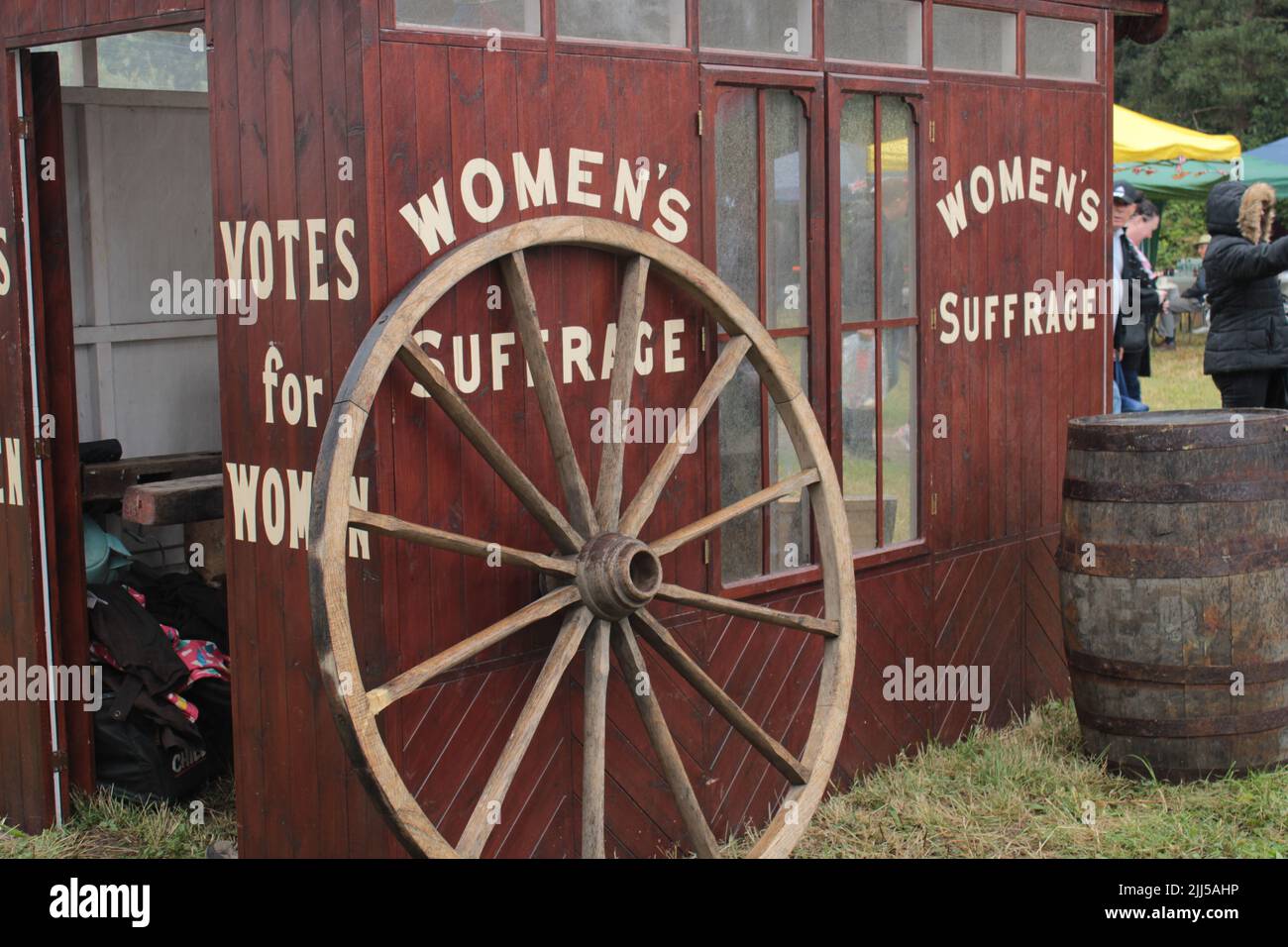 Le suffrage des femmes et vote pour les femmes peintes en blanc sur un vieux wagon en bois. Upholland Green Fayre, Lancashire, Angleterre 23-07-2022. Banque D'Images