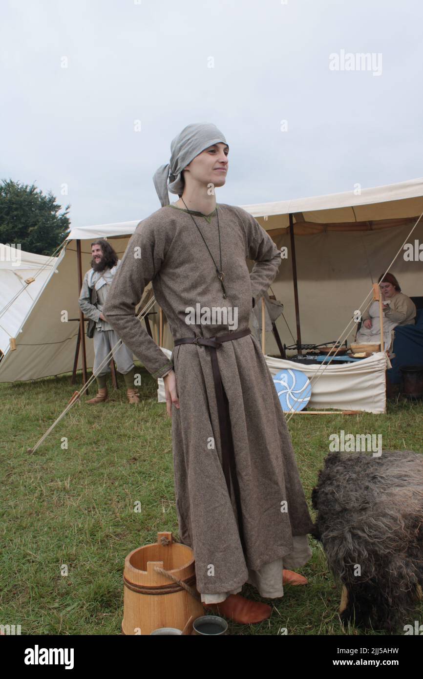 Femme viking vêtue de vêtements en fibres naturelles avec un campement en arrière-plan. Upholland Green Fayre, Lancashire, Angleterre 23-07-2022 Banque D'Images