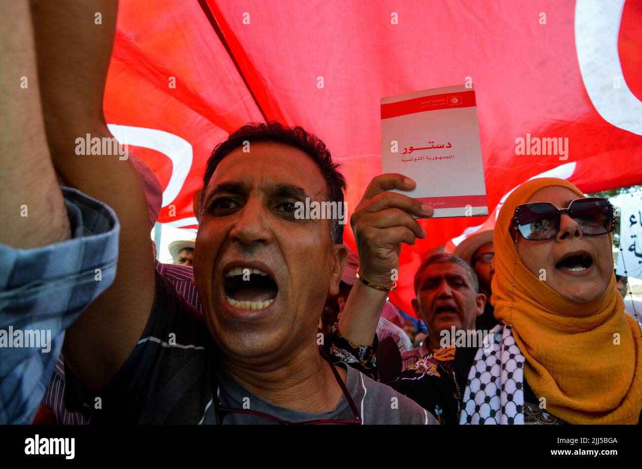 Tunis, Tunisie. 23rd juillet 2022. Tunis, Tunisie. 23 juillet 2022. Les partisans du parti Ennahda protestent contre le prochain référendum constitutionnel sur l'avenue Habib Bourguiba à Tunis. Les participants ont appelé à l'abolition du référendum pour l'approbation d'une nouvelle constitution pour la Tunisie et ont critiqué le président Saied pour avoir essayé d'obtenir plus de pouvoir exécutif (Credit image: © Hasan mrad/IMAGESLIVE via ZUMA Press Wire) Banque D'Images