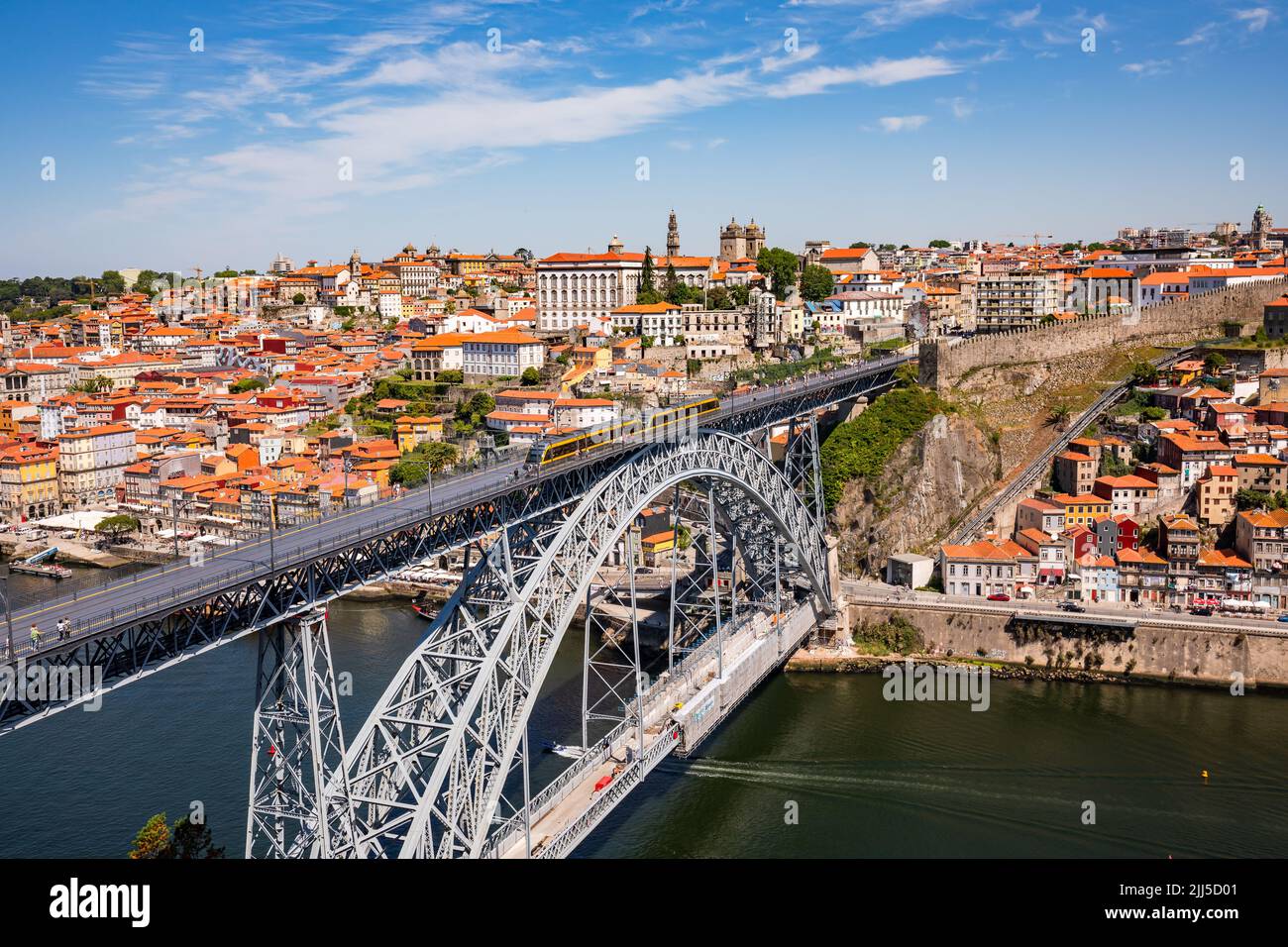 Vue pittoresque sur le Dom Luis I Ponte et la vieille ville de Porto depuis le point de vue de Miradouro da Serra do Pilar, Portugal Banque D'Images