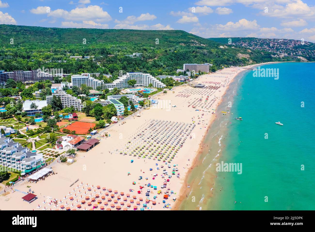 Albena, Bulgarie. Vue aérienne de la station balnéaire d'Albena en été. Banque D'Images