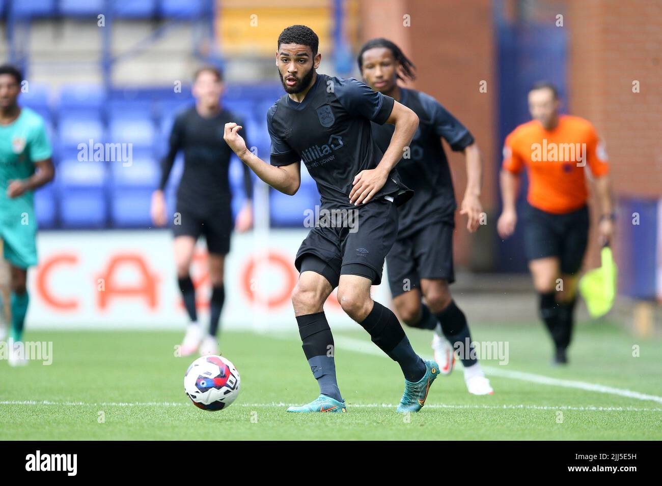 Birkenhead, Royaume-Uni. 23rd juillet 2022. Brodie Spencer de la ville de Huddersfield en action. Match d'avant-saison, Tranmere Rovers et Huddersfield Town à Prenton Park, Birkenhead, Wirral, le samedi 23rd juillet 2022. Cette image ne peut être utilisée qu'à des fins éditoriales. Utilisation éditoriale uniquement, licence requise pour une utilisation commerciale. Aucune utilisation dans les Paris, les jeux ou les publications d'un seul club/ligue/joueur.pic par Chris Stading/Andrew Orchard sports Photography/Alamy Live News crédit: Andrew Orchard sports Photography/Alamy Live News Banque D'Images