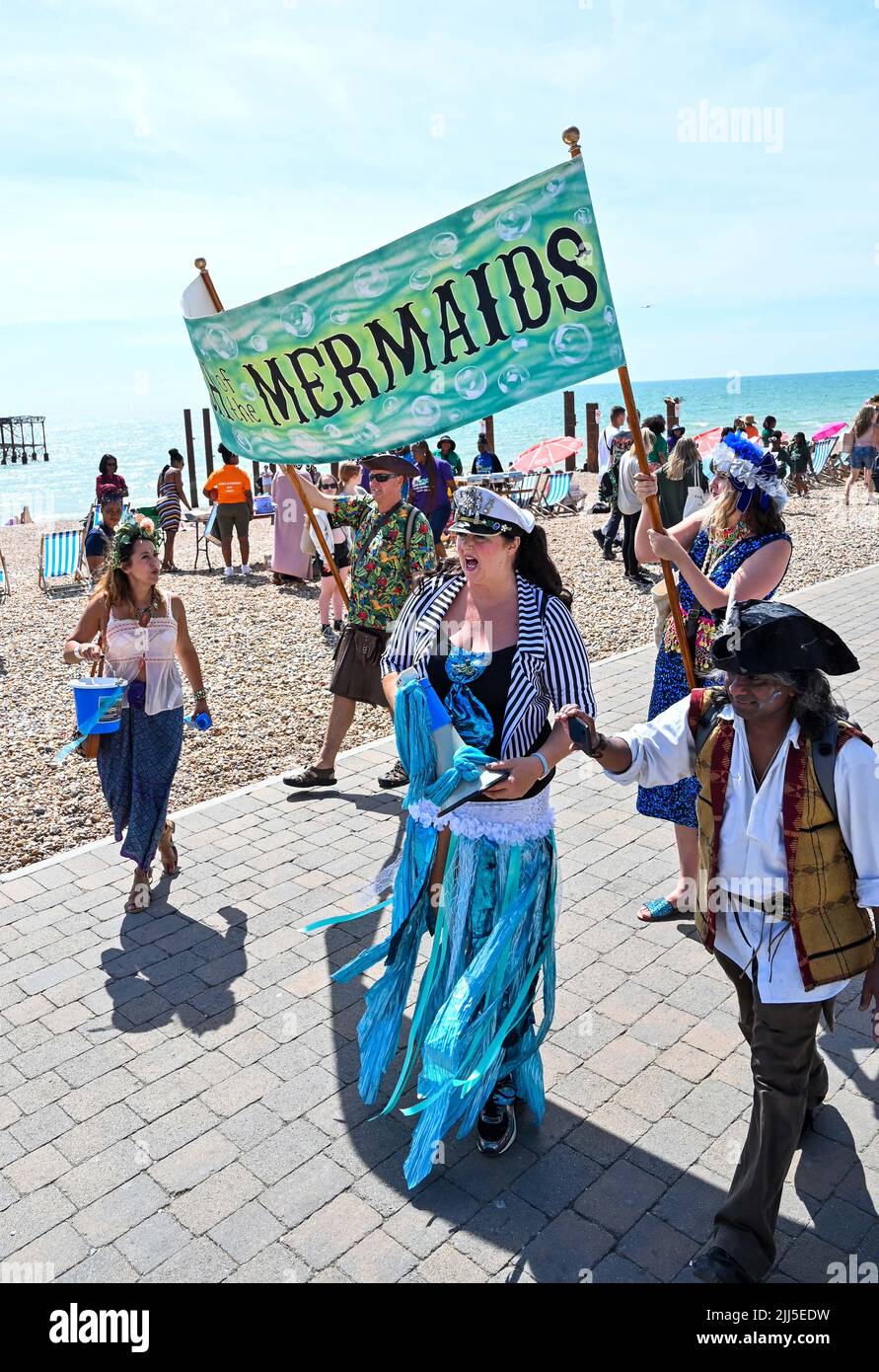 Brighton UK 23rd juillet 2022 - la marche du défilé des Mermaids se dirige aujourd'hui le long du front de mer de Brighton sous un soleil brûlant . Le défilé annuel est une célébration de la mer et la collecte de fonds pour la Marine conservation Society . : Crédit Simon Dack / Alamy Live News Banque D'Images