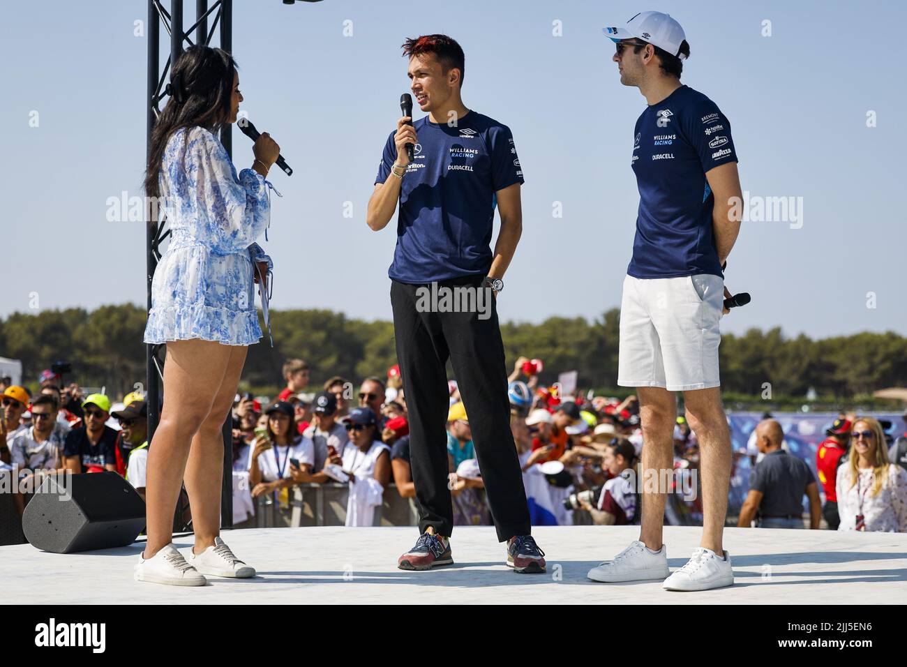 Le Castellet, France. 23rd juillet 2022. ALBON Alexander (tha), Williams Racing FW44, LATIFI Nicholas (CAN), Williams Racing FW44, portrait, Fan Forum pilotes F1 au cours de la Formule 1 Grand Prix de France de Lenovo, Grand Prix de France 2022, 12th tour du Championnat du monde de Formule 1 de la FIA 2022 de 22 juillet à 24, 2022 sur le circuit Paul Ricard, au Castellet, France - photo: Julien Delfosse / DPPI/DPPI/LiveMedia crédit: Agence photo indépendante/Alamy Live News Banque D'Images