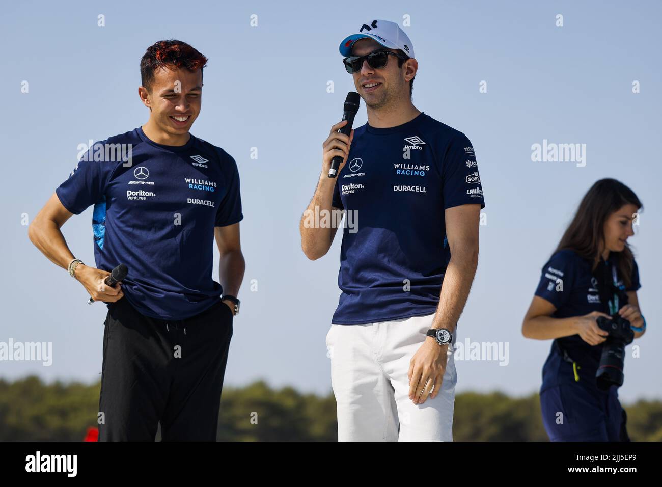 Le Castellet, France. 23rd juillet 2022. ALBON Alexander (tha), Williams Racing FW44, LATIFI Nicholas (CAN), Williams Racing FW44, portrait, Fan Forum pilotes F1 au cours de la Formule 1 Grand Prix de France de Lenovo, Grand Prix de France 2022, 12th tour du Championnat du monde de Formule 1 de la FIA 2022 de 22 juillet à 24, 2022 sur le circuit Paul Ricard, au Castellet, France - photo: Julien Delfosse / DPPI/DPPI/LiveMedia crédit: Agence photo indépendante/Alamy Live News Banque D'Images