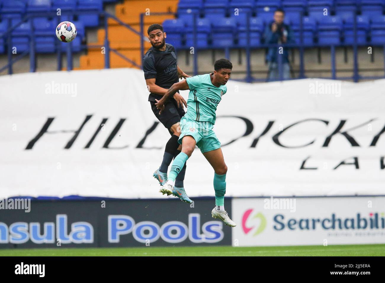 Birkenhead, Royaume-Uni. 23rd juillet 2022. Brodie Spencer de la ville de Huddersfield et Ethan Bristow de Tranmere Rovers sautent pour le ballon. Match d'avant-saison, Tranmere Rovers et Huddersfield Town à Prenton Park, Birkenhead, Wirral, le samedi 23rd juillet 2022. Cette image ne peut être utilisée qu'à des fins éditoriales. Utilisation éditoriale uniquement, licence requise pour une utilisation commerciale. Aucune utilisation dans les Paris, les jeux ou les publications d'un seul club/ligue/joueur.pic par Chris Stading/Andrew Orchard sports Photography/Alamy Live News crédit: Andrew Orchard sports Photography/Alamy Live News Banque D'Images