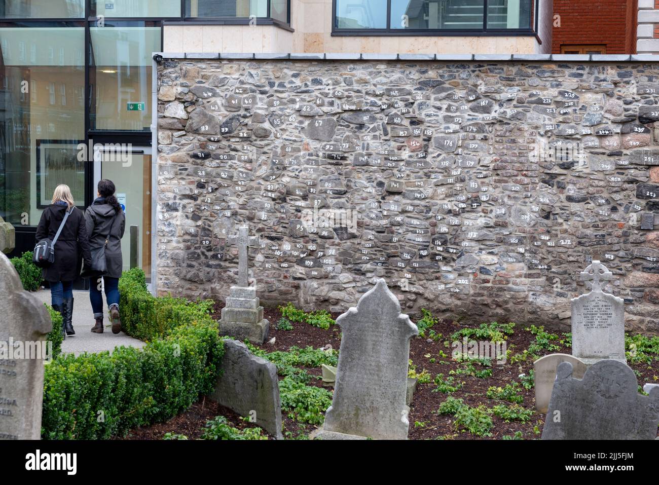 Cimetière de St. James à l'extérieur de la distillerie Pearse Lyons, St. James, Dublin, Irlande. Banque D'Images