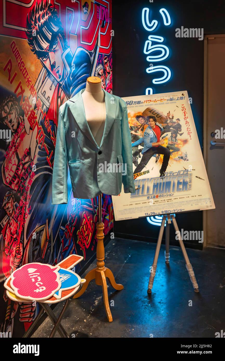 tokyo, japon - décembre 02 2019 : la veste de l'anime et du personnage de  manga Ryo Saeba devant une affiche du film français Nicky Larson dans la co  Photo Stock - Alamy