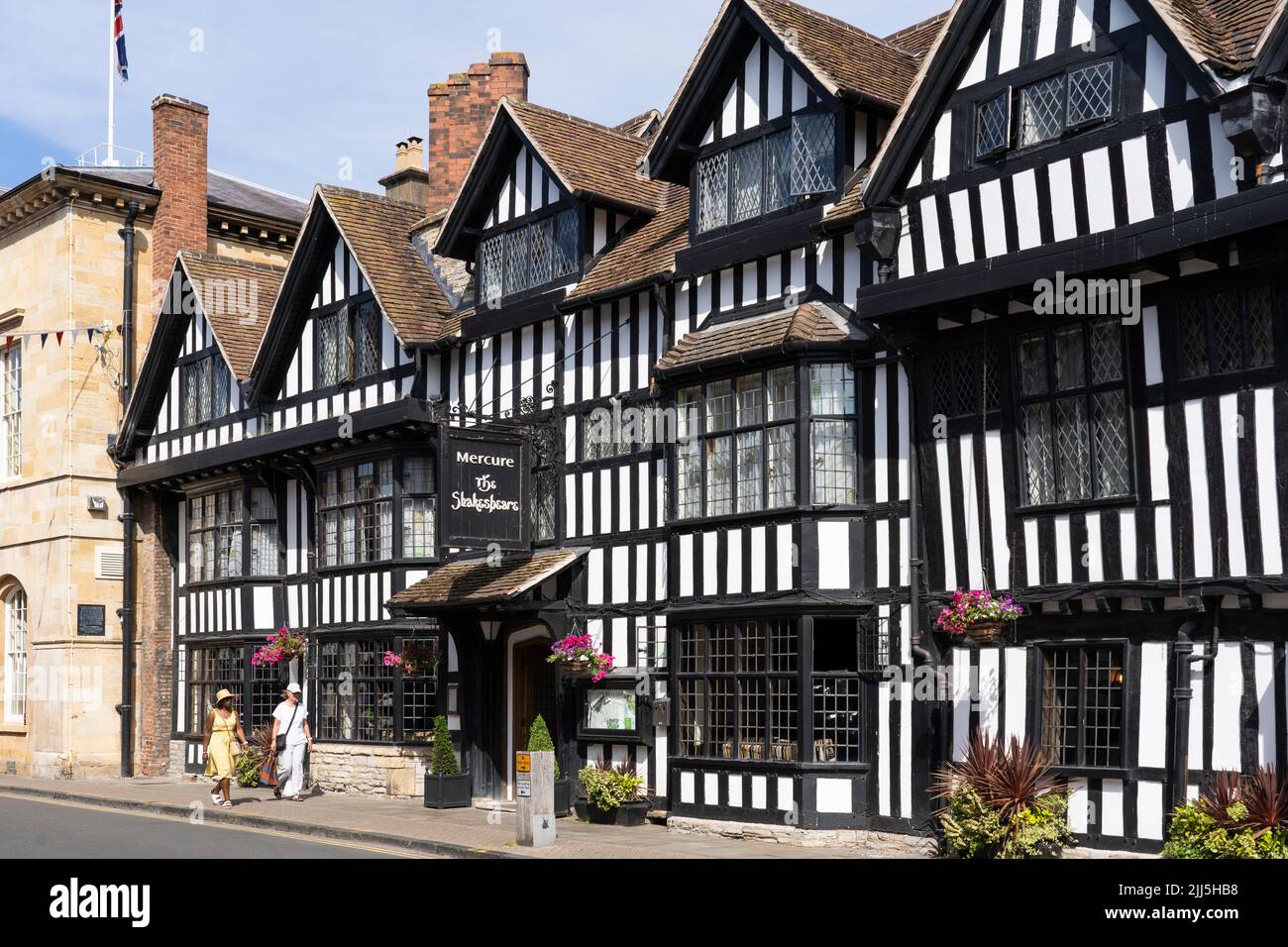 L'hôtel historique Grade II (2) est classé Mercure Stratford Upon Avon Shakespeare Hotel sur Chapel Street. Angleterre Banque D'Images