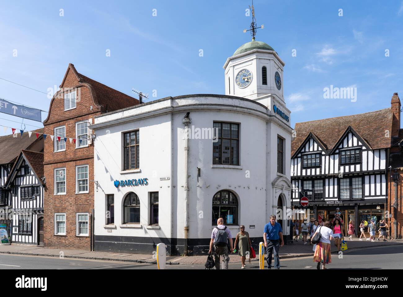 La face latérale de Barclays Bank, un bâtiment classé Grade II (2) avec une tour d'horloge, stuc blanc et une façade en ashlar. Stratford-upon-Avon, Angleterre Banque D'Images