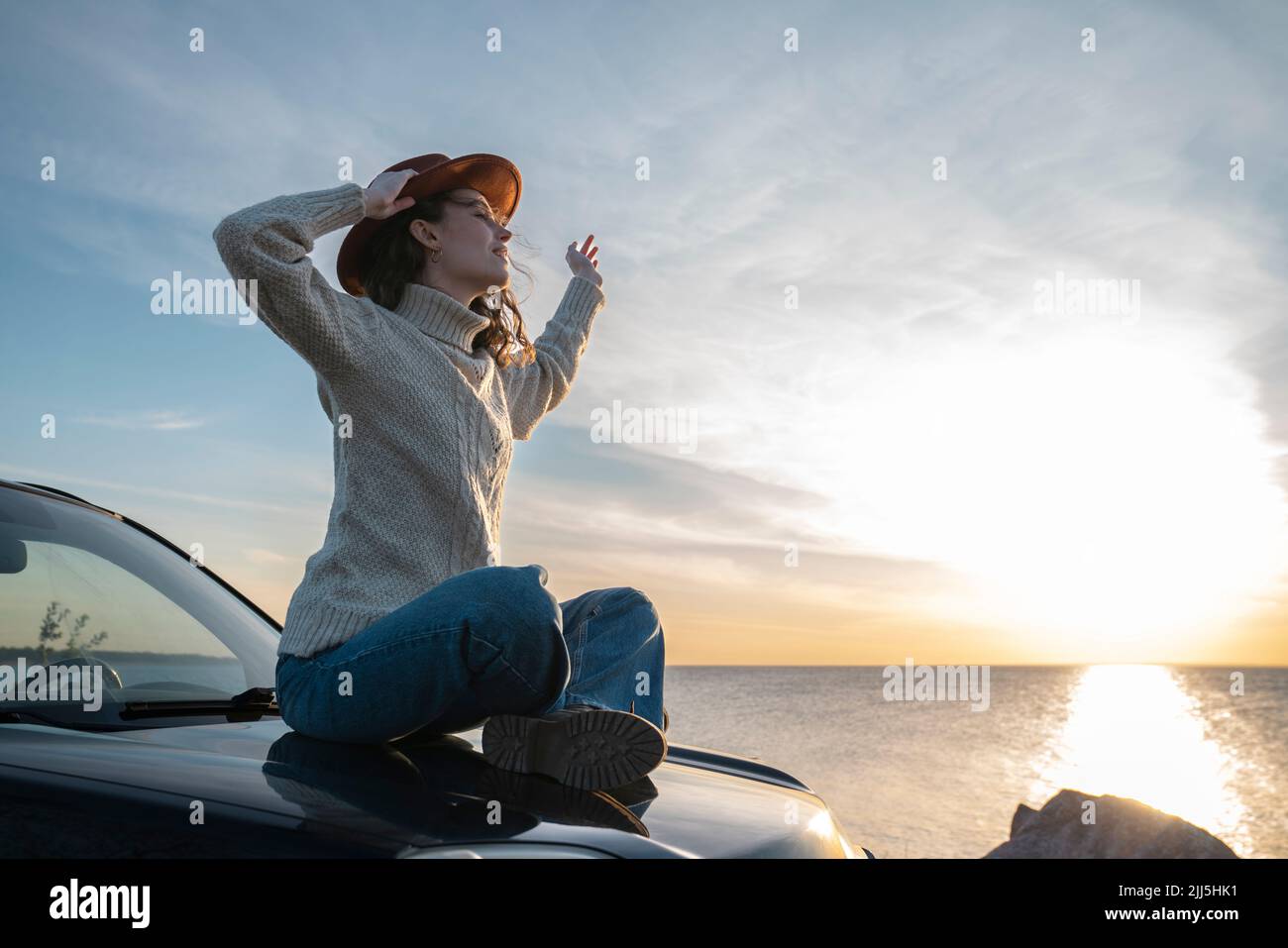 Femme assise sur le capot de la voiture Banque de photographies et d ...