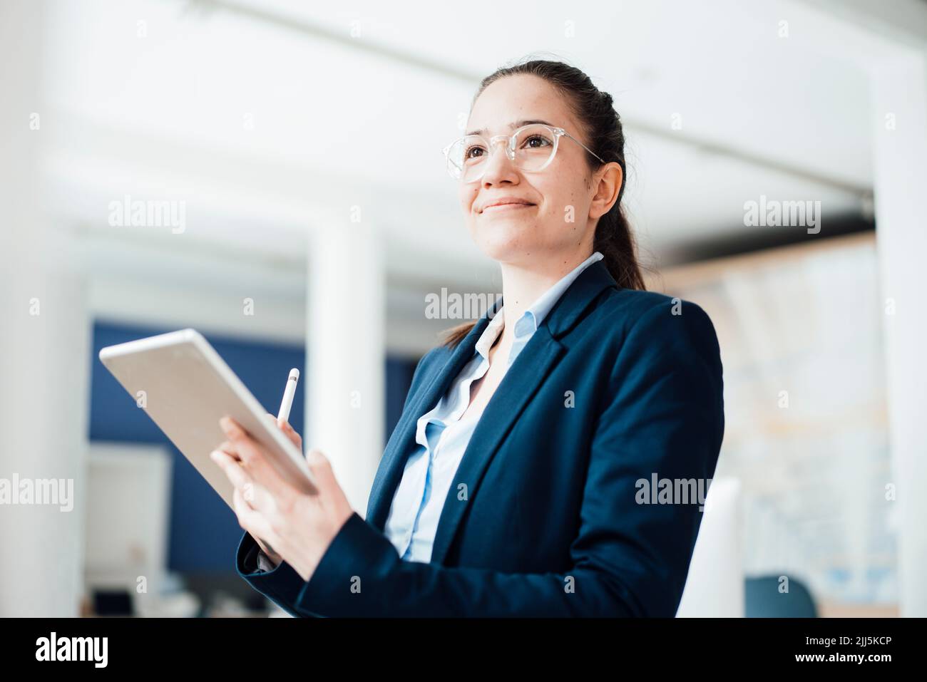 Femme d'affaires avec un PC tablette au travail Banque D'Images