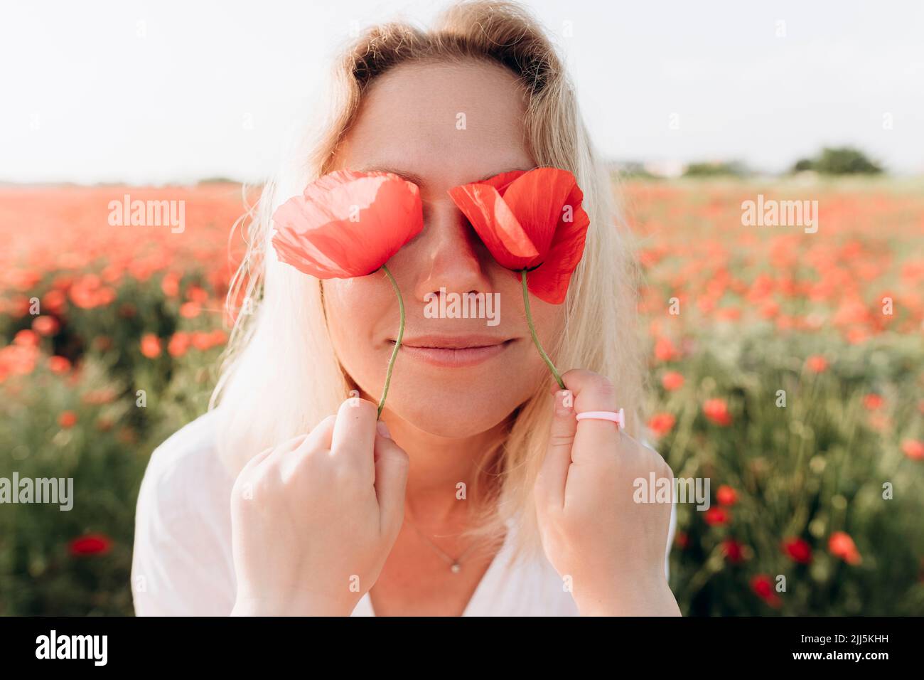 Mains de fille cachant les yeux de la mère dans le champ Banque D'Images