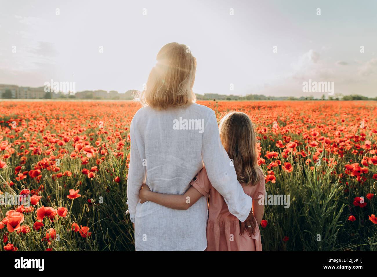 Femme et fille debout dans le champ de pavot Banque D'Images