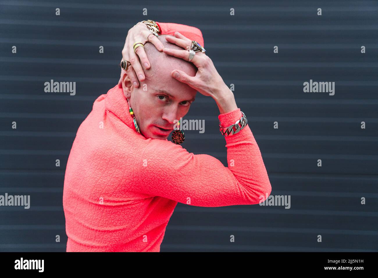 Un homme bald qui se présente devant le mur Banque D'Images