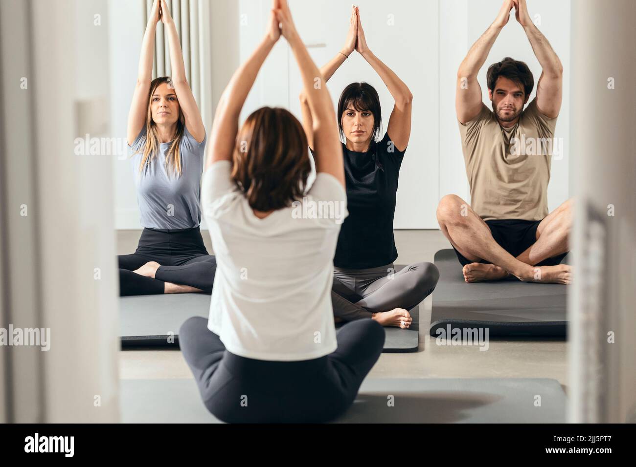 Instructeur enseignant le cours de yoga dans un studio de fitness Banque D'Images