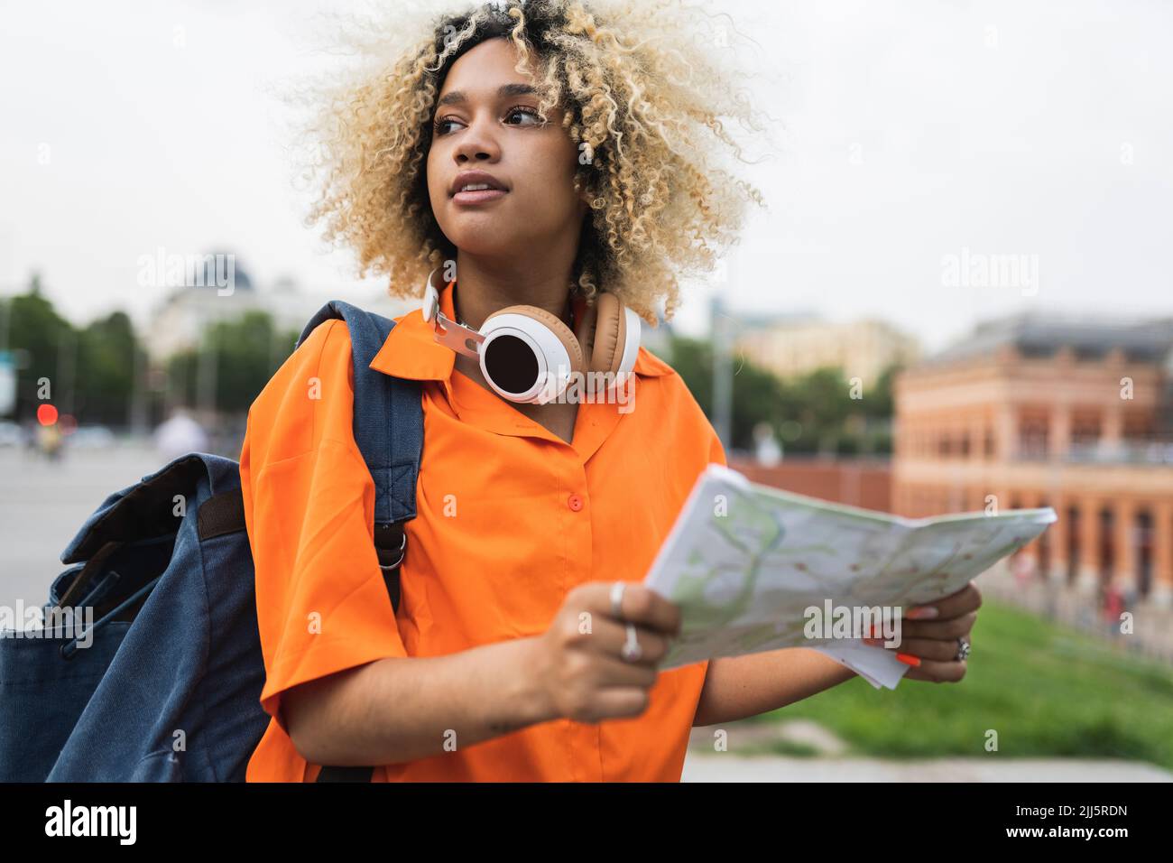 Femme avec un casque explorant la carte Banque D'Images