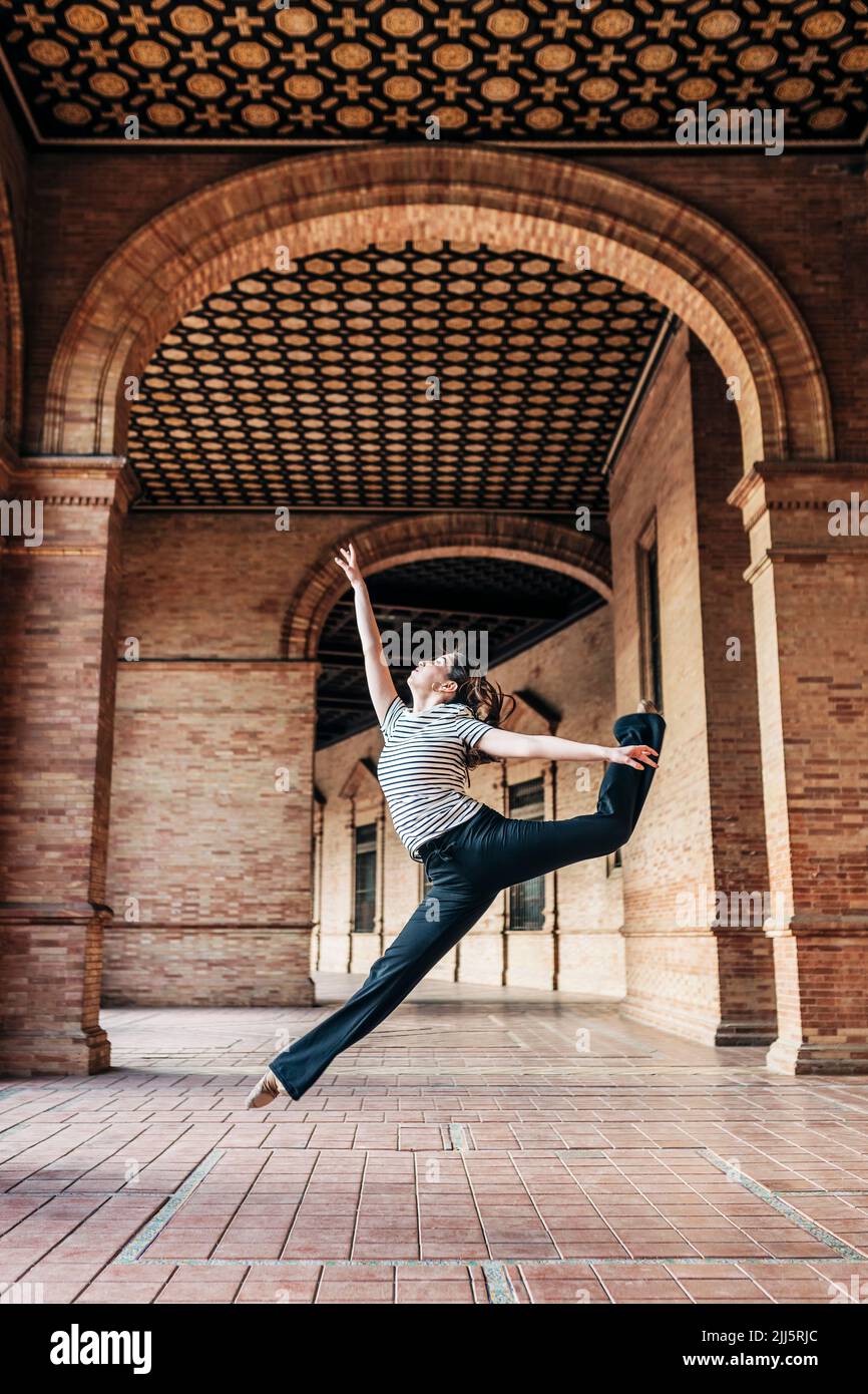 Danseuse de ballet dansant sous des arcades historiques Banque D'Images