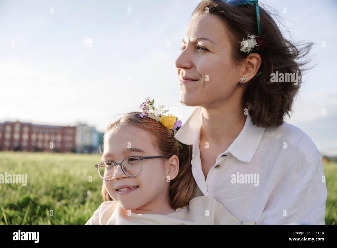 Mère souriante avec fille au parc le jour ensoleillé Banque D'Images