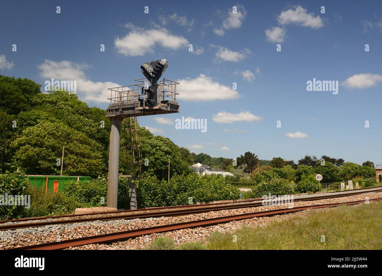 La lumière de couleur ferroviaire moderne signale l'approche de la gare de Dawlish Warren, où la double voie s'étend à la quadruple voie à travers les plates-formes. Banque D'Images