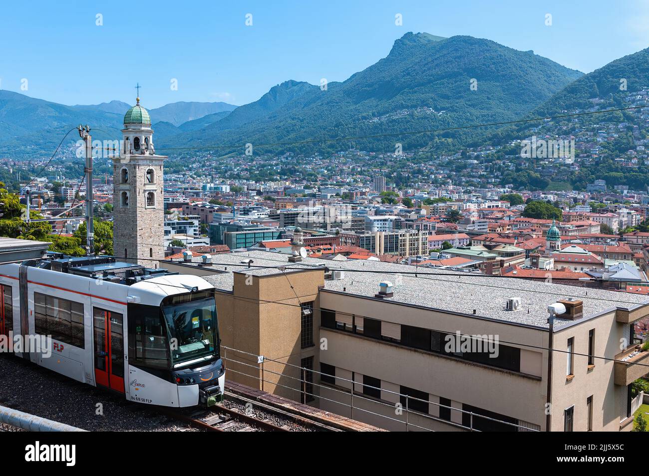 Lugano, Suisse - 4 juin 2022: Lugano est une ville du sud de la Suisse dans le canton de Tessin, à proximité du lac glaciaire de Luga Banque D'Images