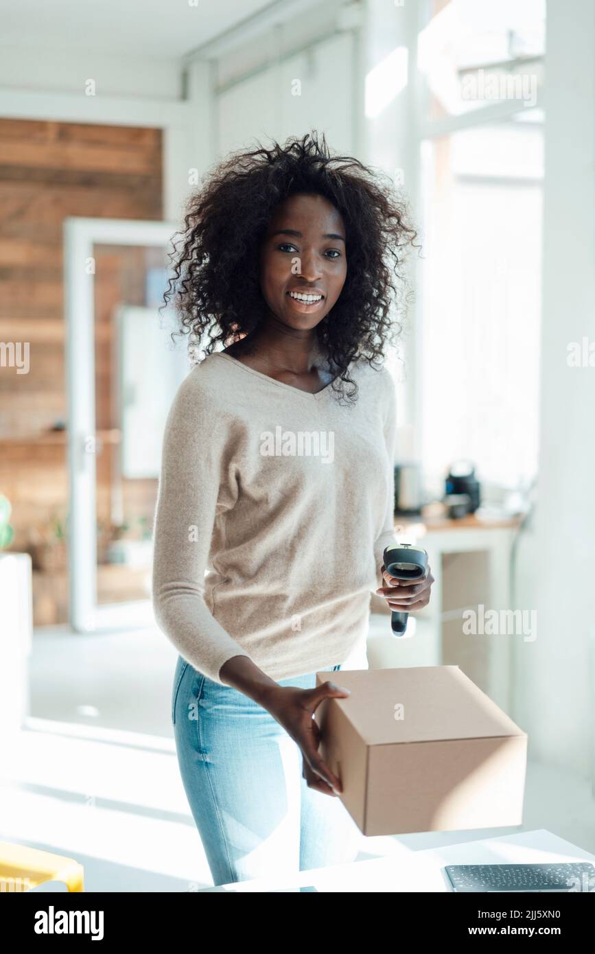 Femme d'affaires, boîte et scanner Banque D'Images