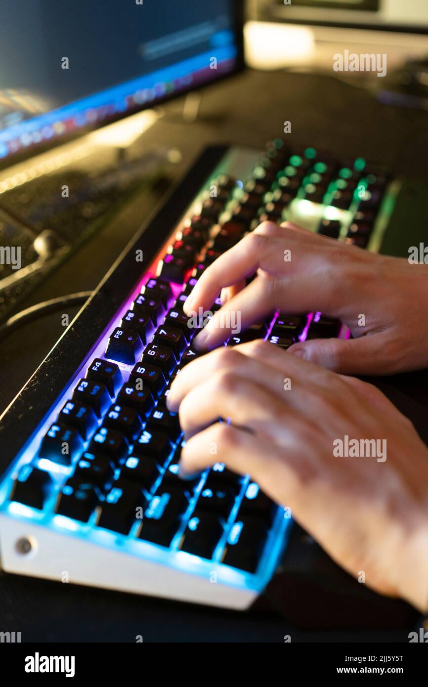 Mains de l'homme utilisant des claviers Banque D'Images