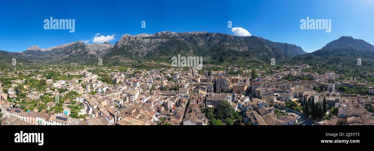 Espagne, Iles Baléares, Soller, vue en hélicoptère de la ville dans les montagnes de Serra de Tramuntana en été Banque D'Images