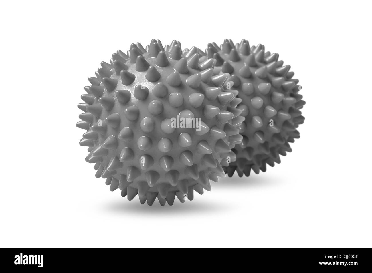 Deux balles de massage épineuses grises isolées sur du blanc. Concept de physiothérapie ou de conditionnement physique. Gros plan d'une boule en caoutchouc colorée pour les dents de chien sur une couleur blanche Banque D'Images