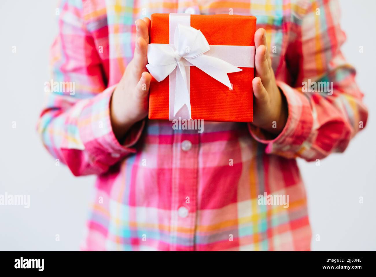 cadeau de vacances pour enfant sur fond blanc Banque D'Images